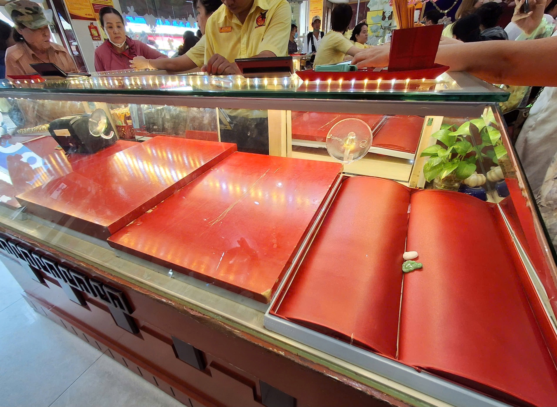 Vietnamese consumers turn to 98% gold as SJC supply dries up