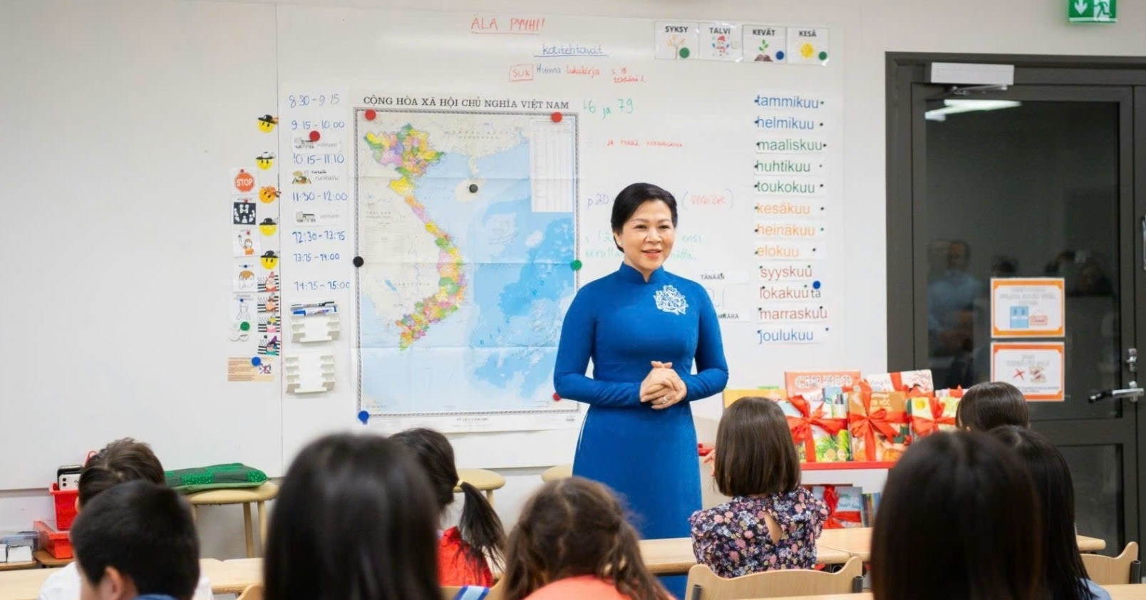 Madam Ngo Phuong Ly gifts Vietnamese books to students in Finland