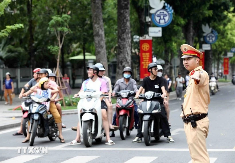 Hanoi police move to ensure traffic order for Hanoi Convention signing ceremony