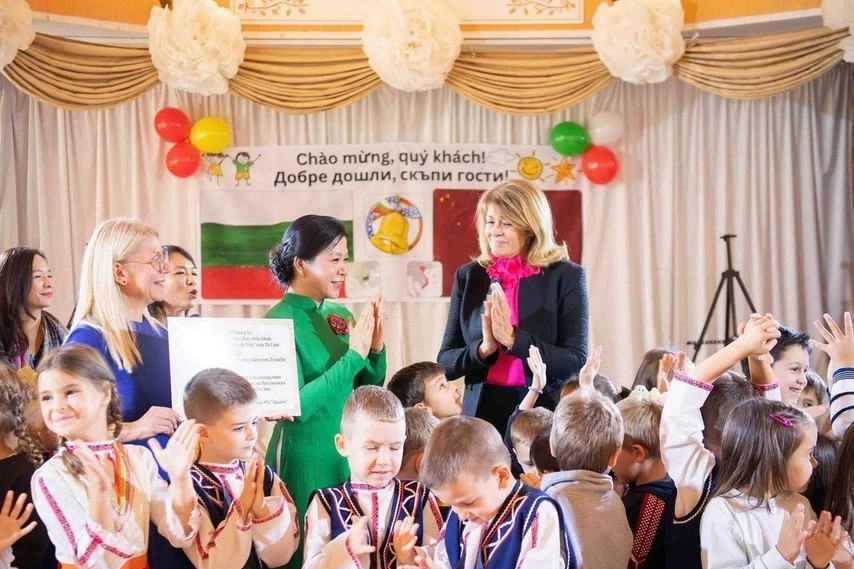 Party leader’s spouse visits Bulgaria’s Zvanche Kindergarten No. 2