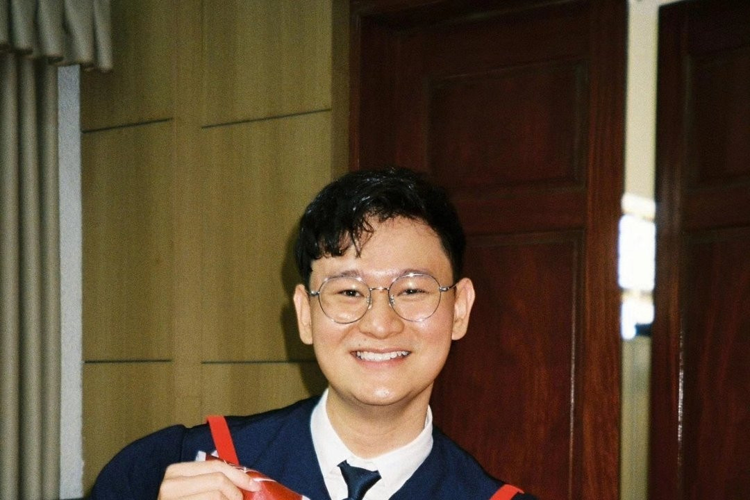 Young man becomes 'double valedictorian' after suspending studies abroad