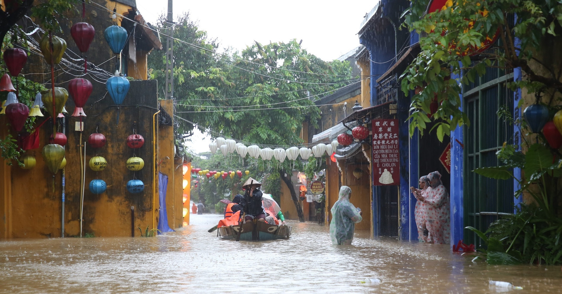 Hoi An ancient town submerged as river floods rise swiftly