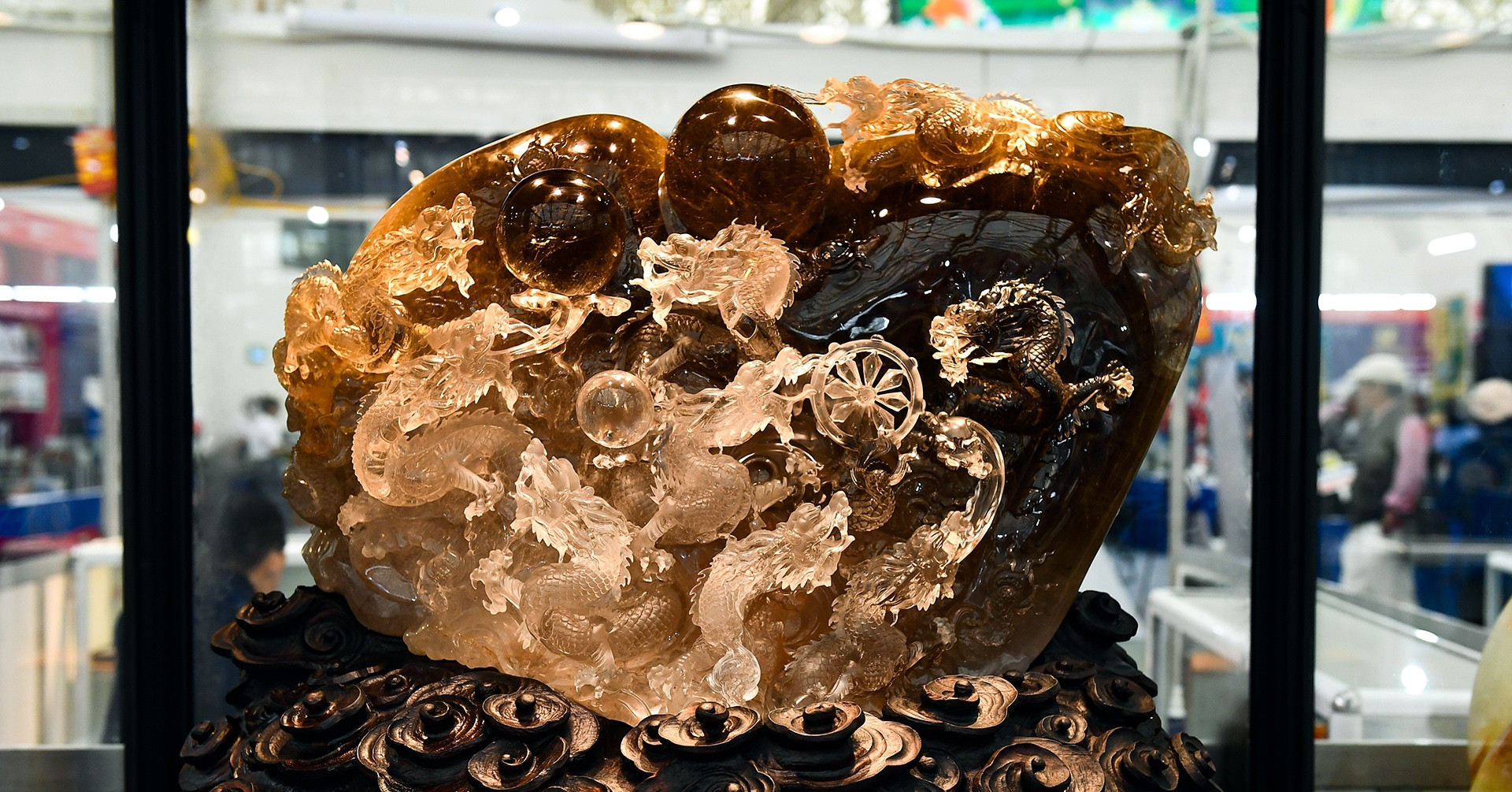 Rare gemstone art dazzles at Autumn Fair 2025 in Hanoi