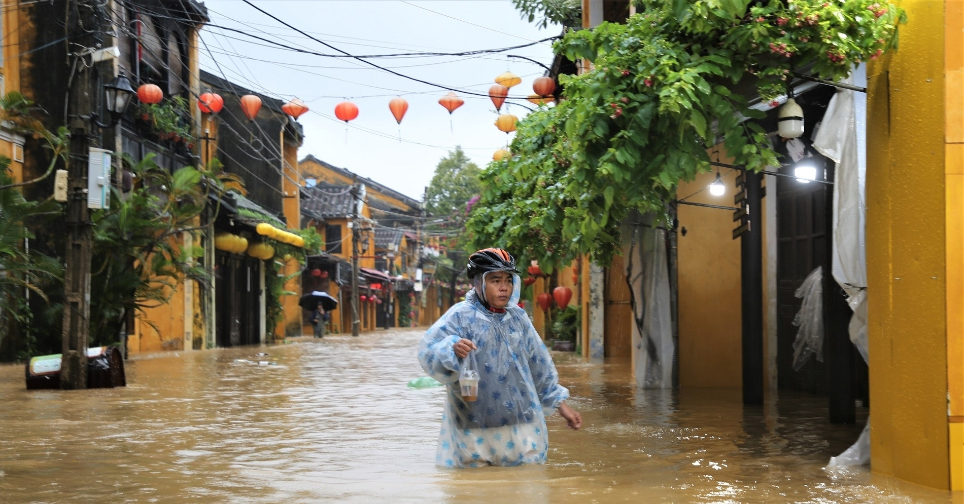 Storm surge turns Hoi An and Hue into flood zones amid record rains