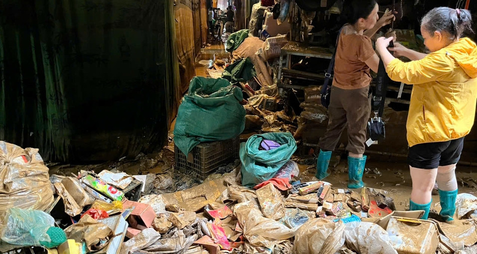 Cao Bang streets buried in mud after worst flood in 40 years