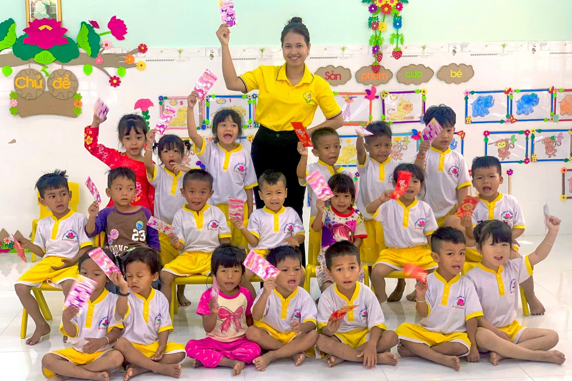Young Raglay woman overcomes prejudice, teaches children in her village