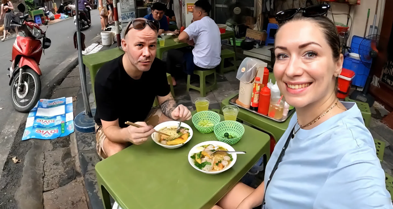 British tourists revisit Hanoi and rediscover a street food classic