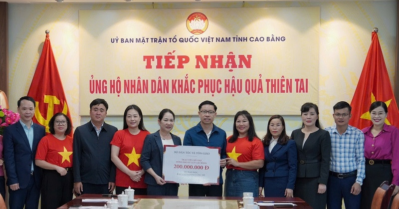 Deputy Minister Nong Thi Ha delivers emergency aid to flood-hit families