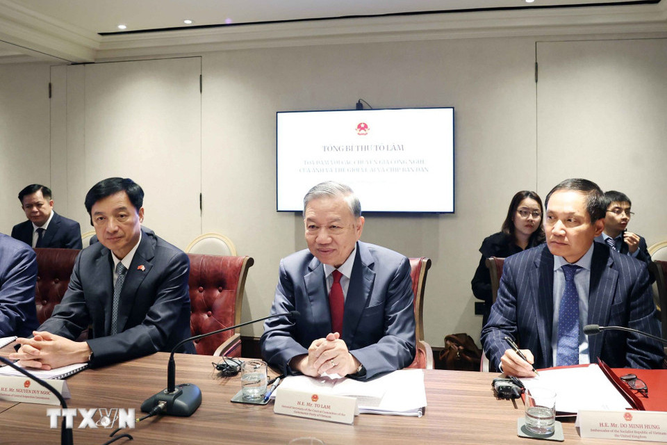 party chief to lam.jpg