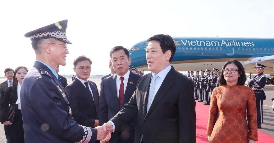President Luong Cuong arrives in South Korea for APEC 2025