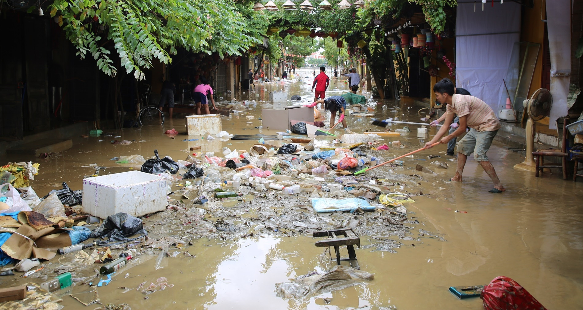 Historic flood leaves Hoi An buried in trash and mud