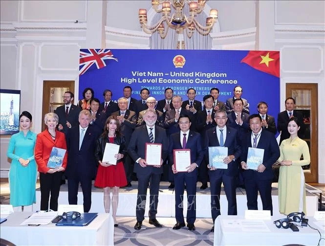Party chief witnesses exchange of Vietnam–UK cooperation agreements