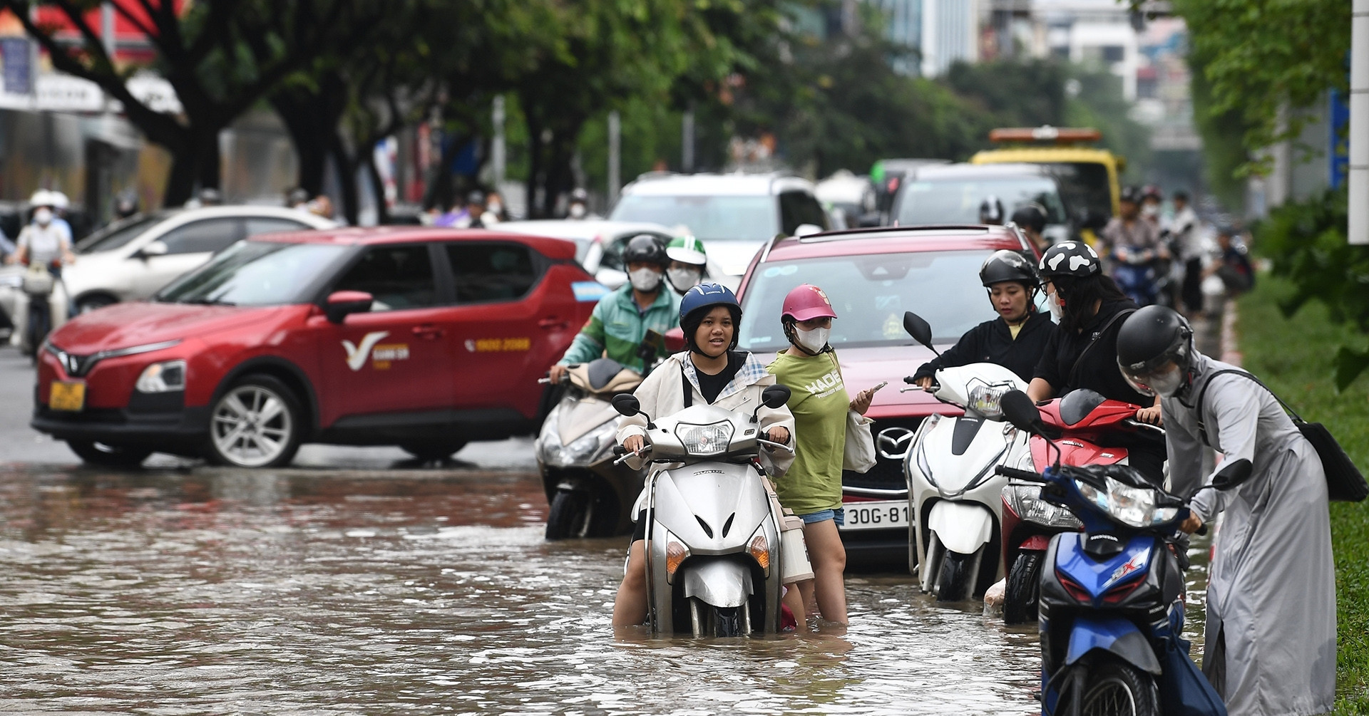 Politburo orders urgent response to storm No. 11 after deadly storm No. 10