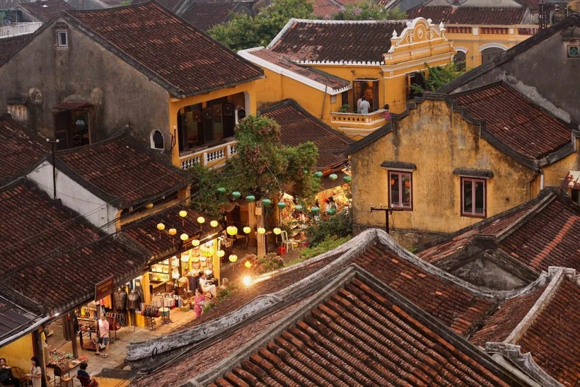 Mid-autumn festival glows in Hoi An ancient town