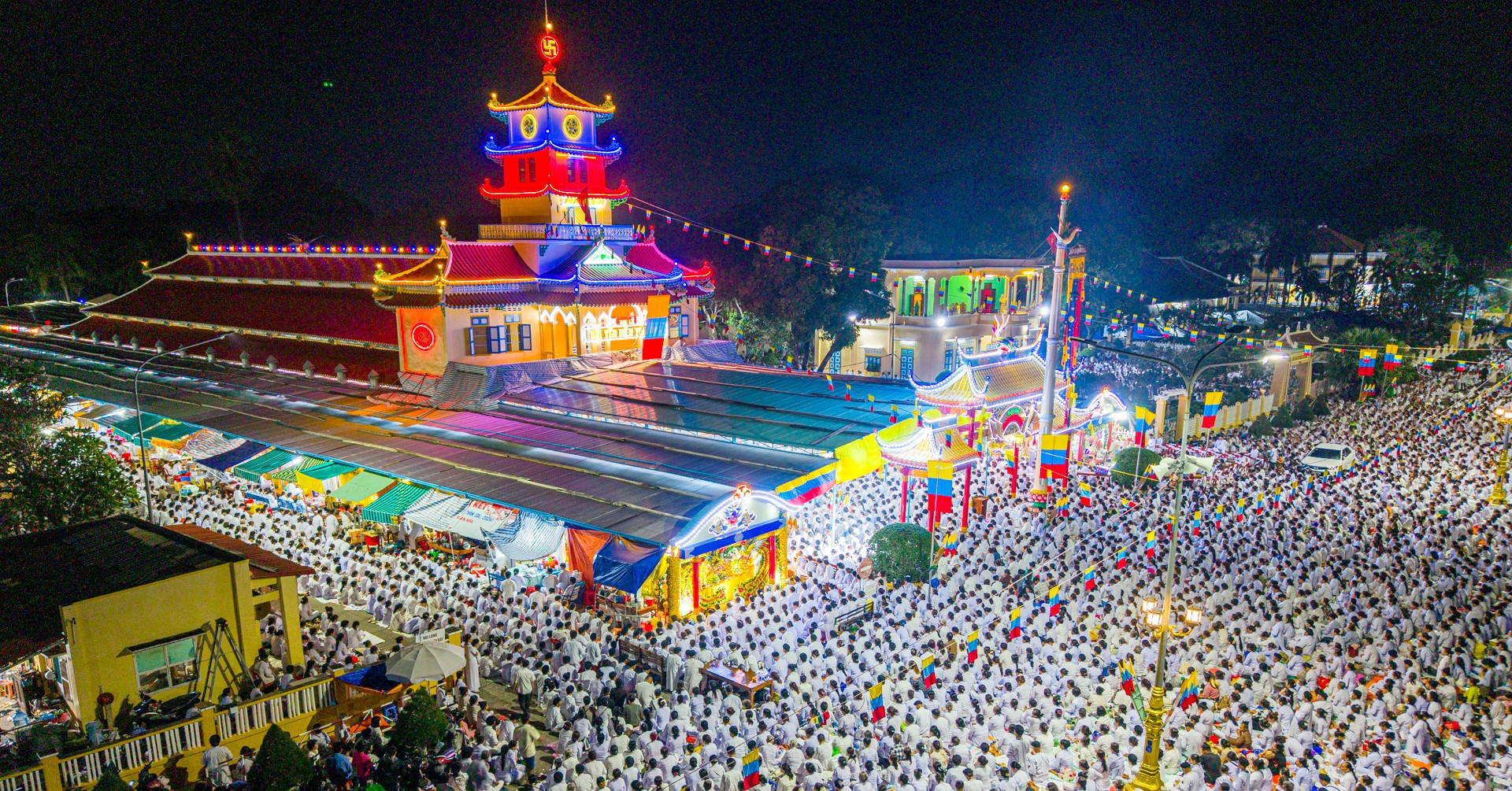 Cao Dai followers gather for full moon ceremony in Tay Ninh