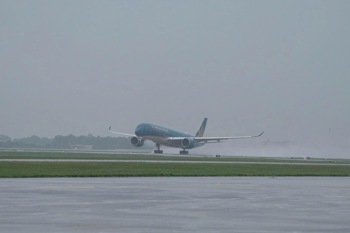 Flooding disrupts flight operations at Hanoi’s Noi Bai Airport