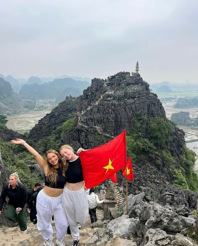 Foreign tourists on their way to Mua Cave in Ninh Binh province (Photo: VNA)