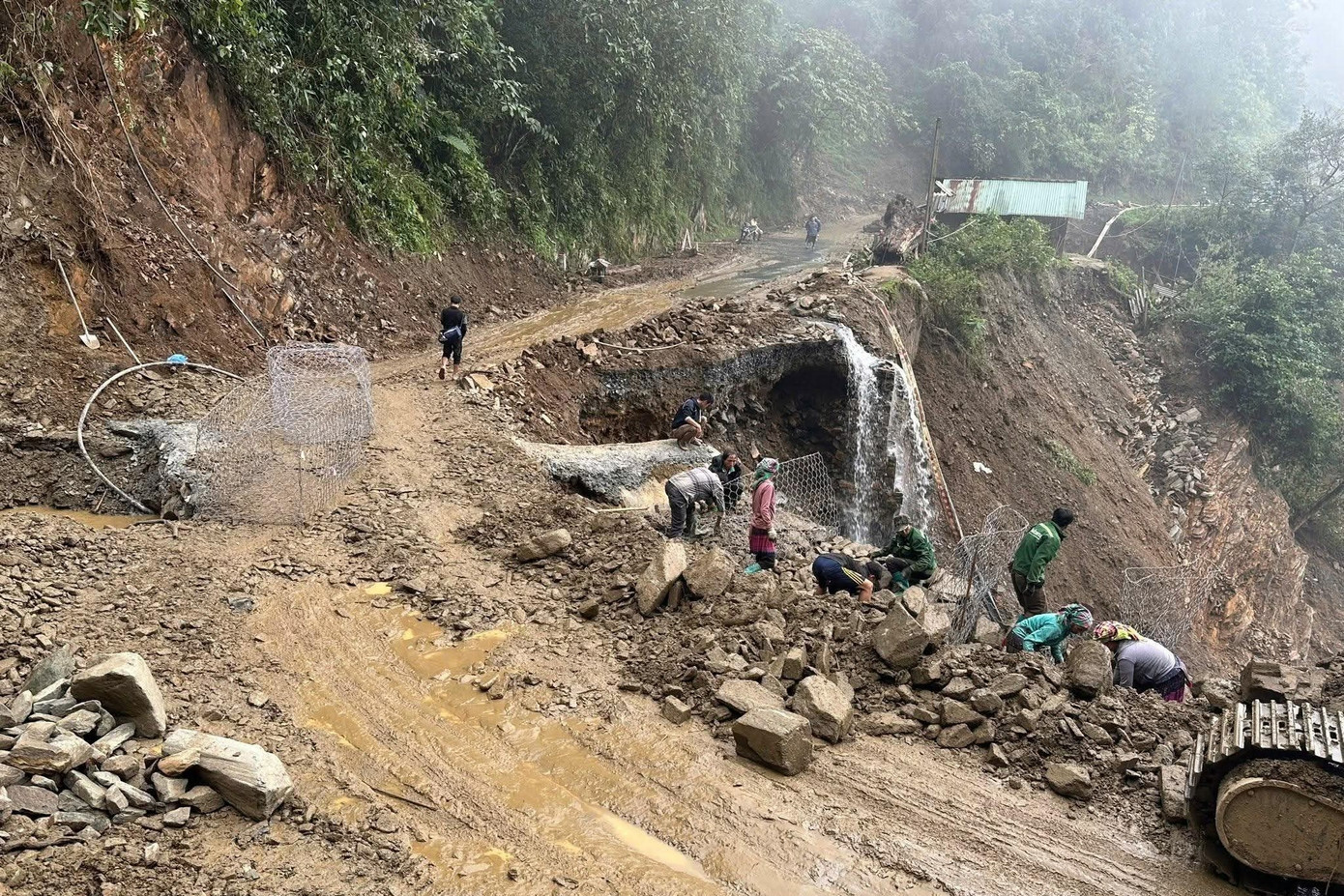 Vietnam’s road network sustains nearly $40 million in storm damage