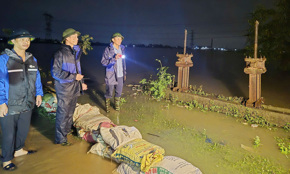 Lãnh đạo xã Hợp Thịnh kiểm tra mực nước trên sông Cầu..jpg