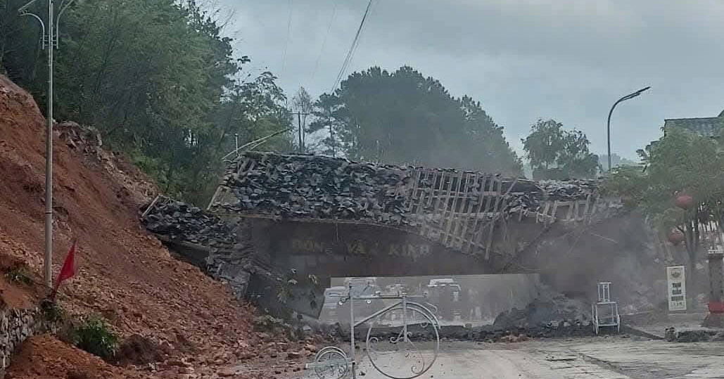 Iconic Dong Van welcome gate collapses after heavy rains