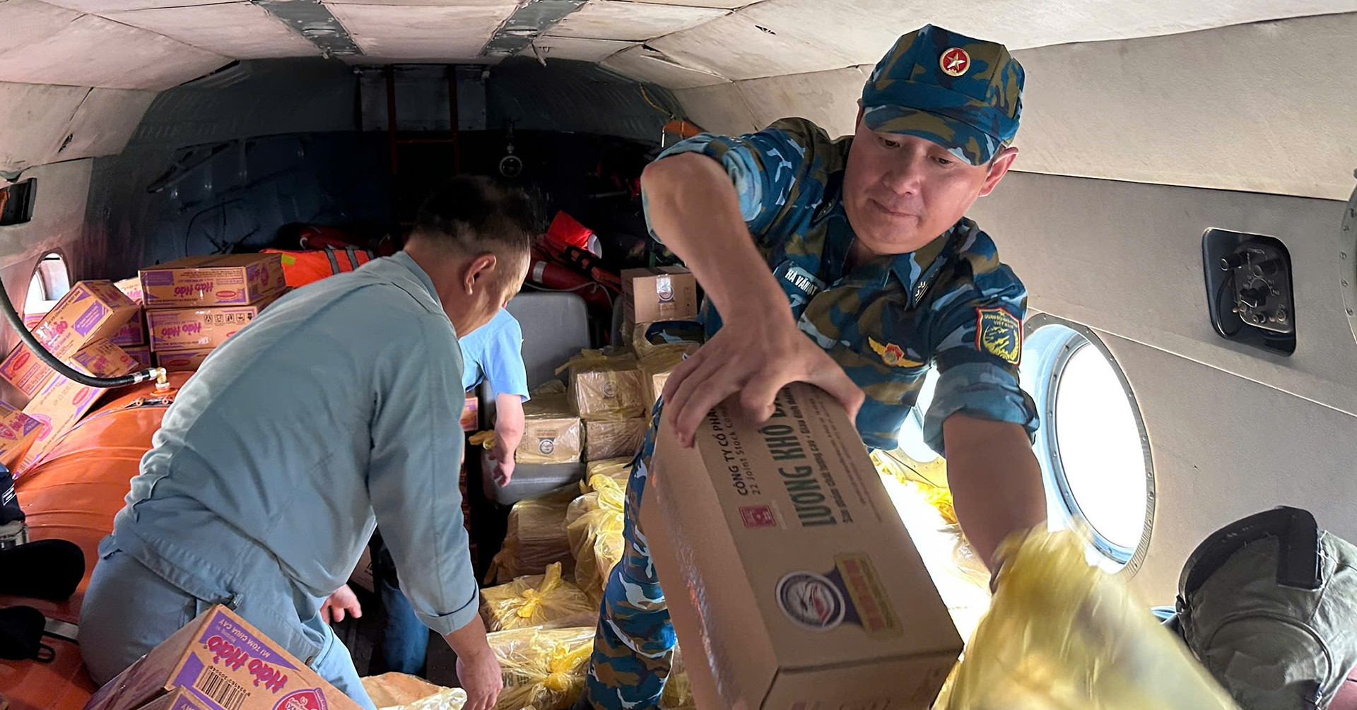 Military helicopters airlift food to flood-isolated villages in Lang Son