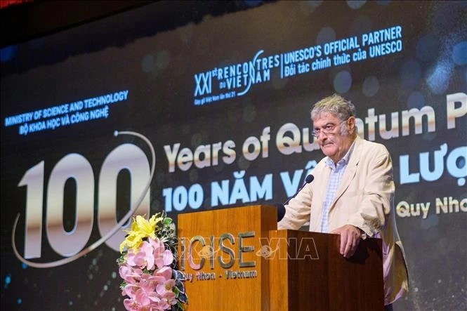 Nobel Laureate joins scientists for int'l quantum physics conference in VN