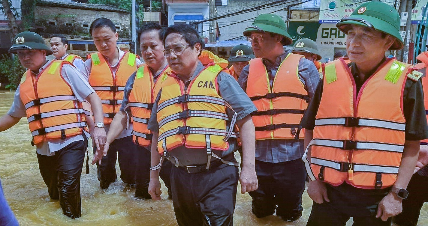 PM and Defense Minister visit flood-stricken Thai Nguyen