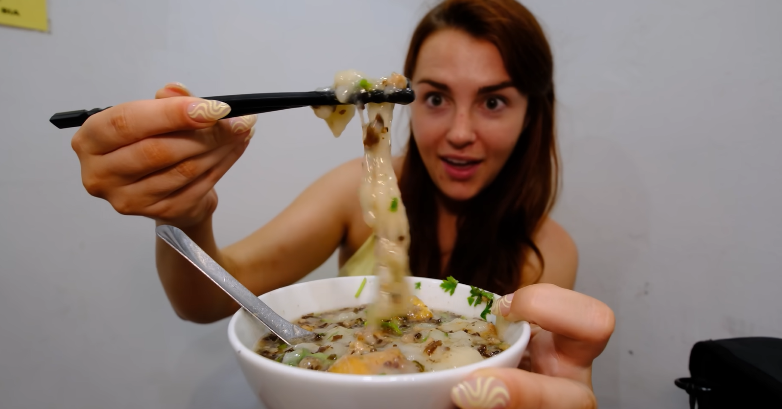 80-cent Hanoi street food stuns US YouTuber with its flavor