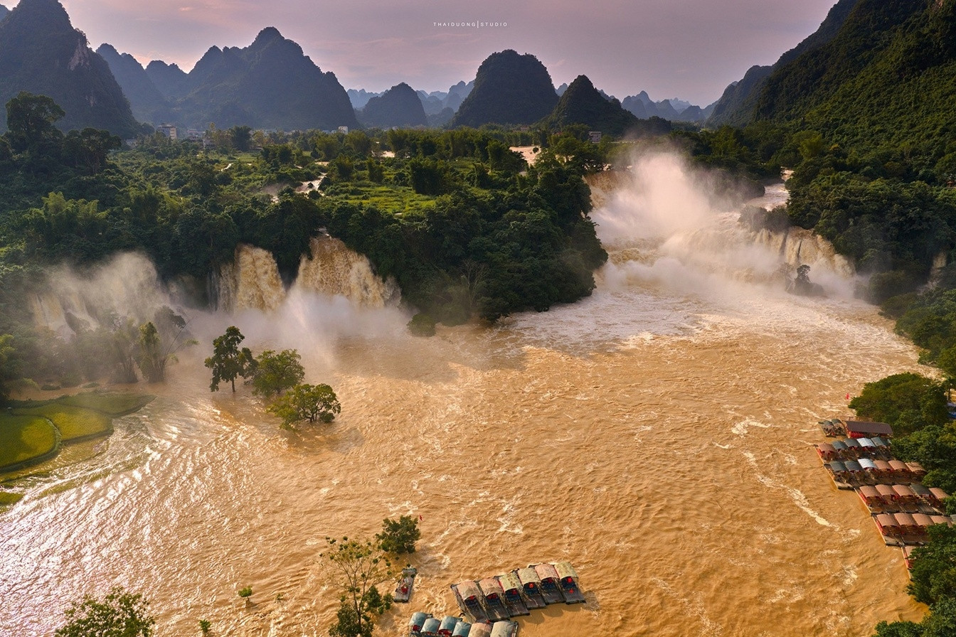 Ban Gioc Waterfall surges in rare October flood spectacle