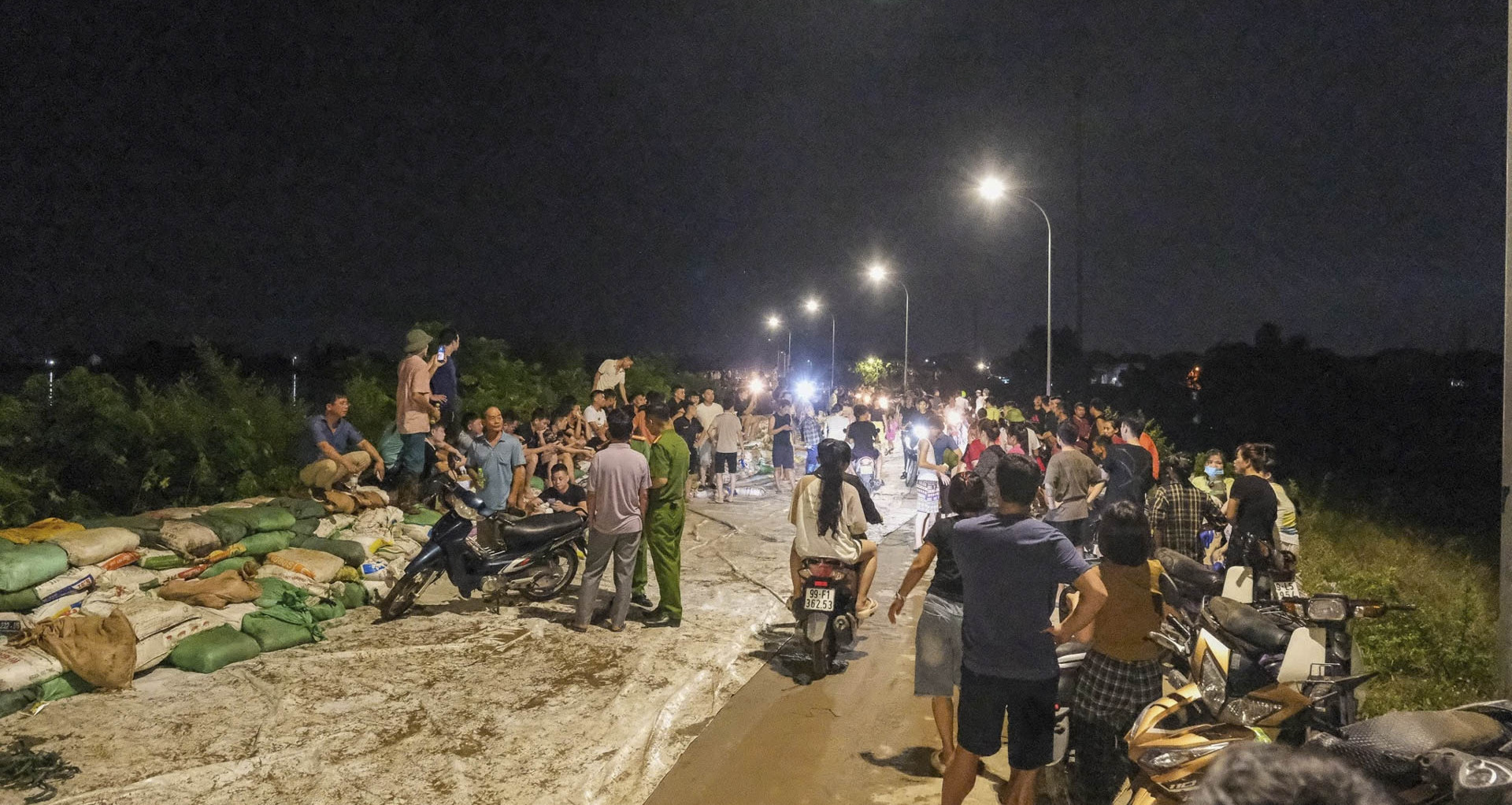 Thousands in Bac Ninh work through night to hold floodwaters at bay