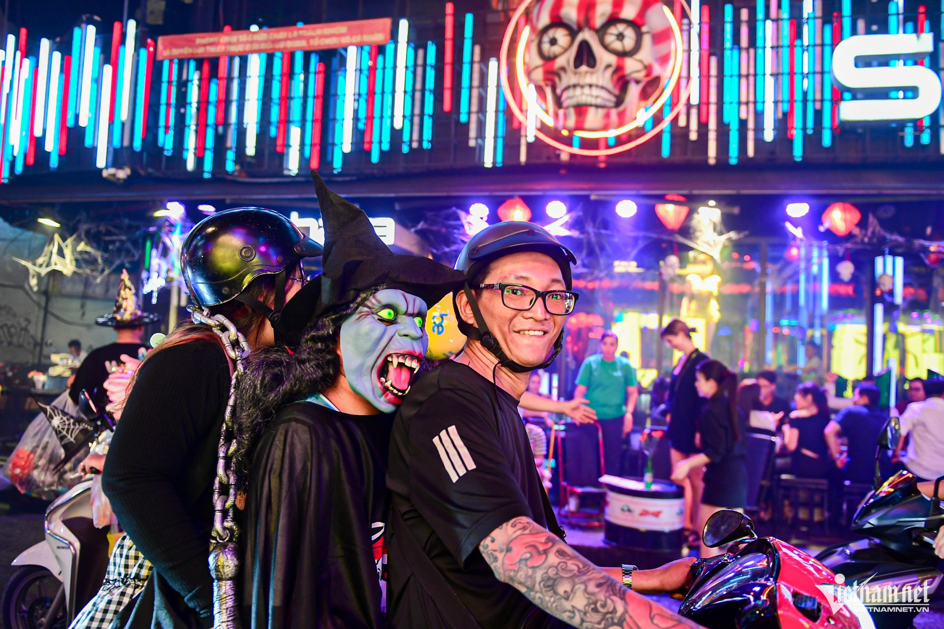 halloween saigon12.jpg