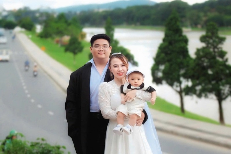 Infatuated with woman 17 years older, HCMC man defies all to marry her