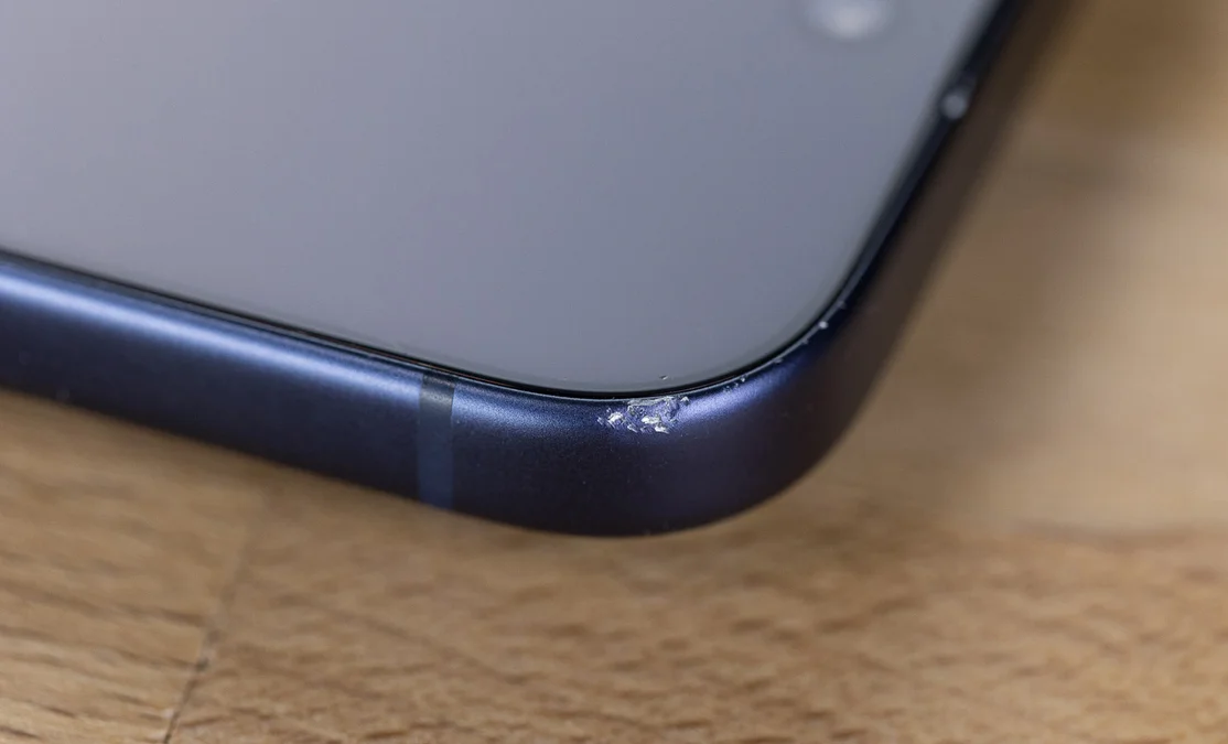 iPhone 17 Pro xước.png