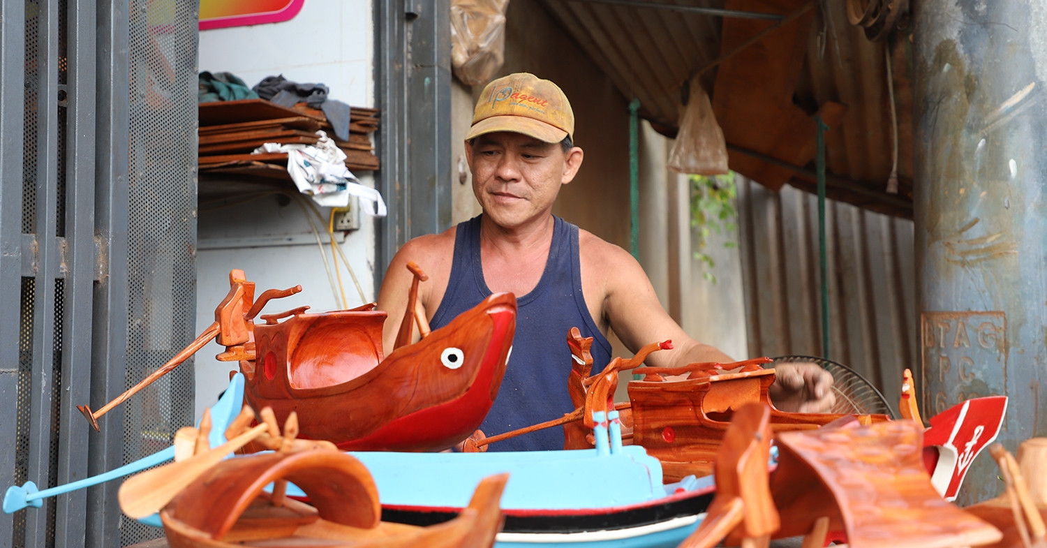Mini boatmaker in An Giang preserves a fading river tradition