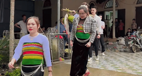 Groom from Thanh Hoa stuns netizens with 8 shoulder poles of wedding gifts