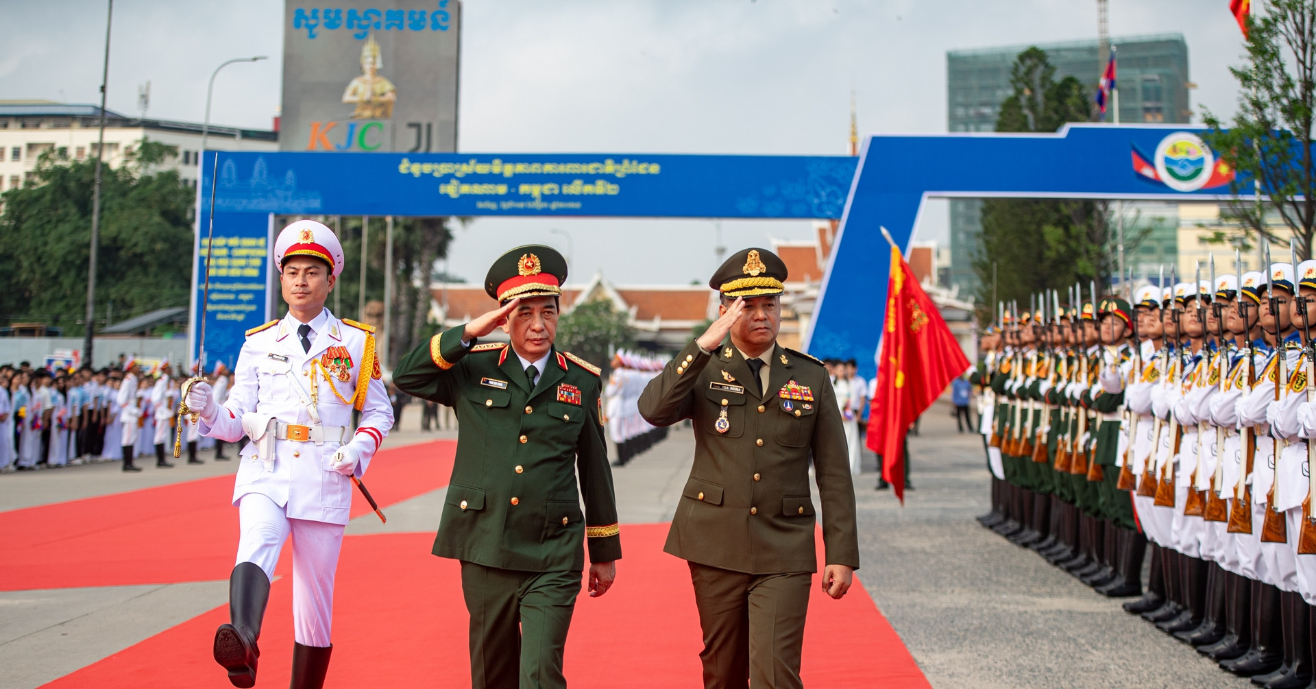 Defense ministers of Vietnam and Cambodia meet at border to boost military ties