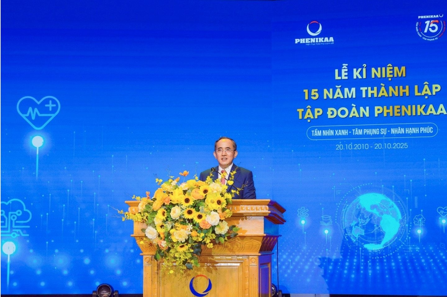 Richest Vietnam's professor nears dollar billionaire status