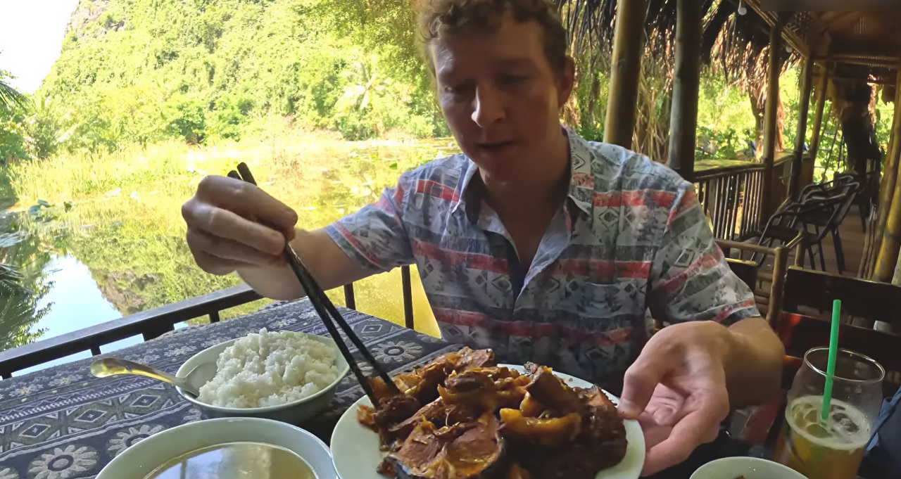 American tourist praises Ninh Binh’s tangy fish stew as a must-try delicacy