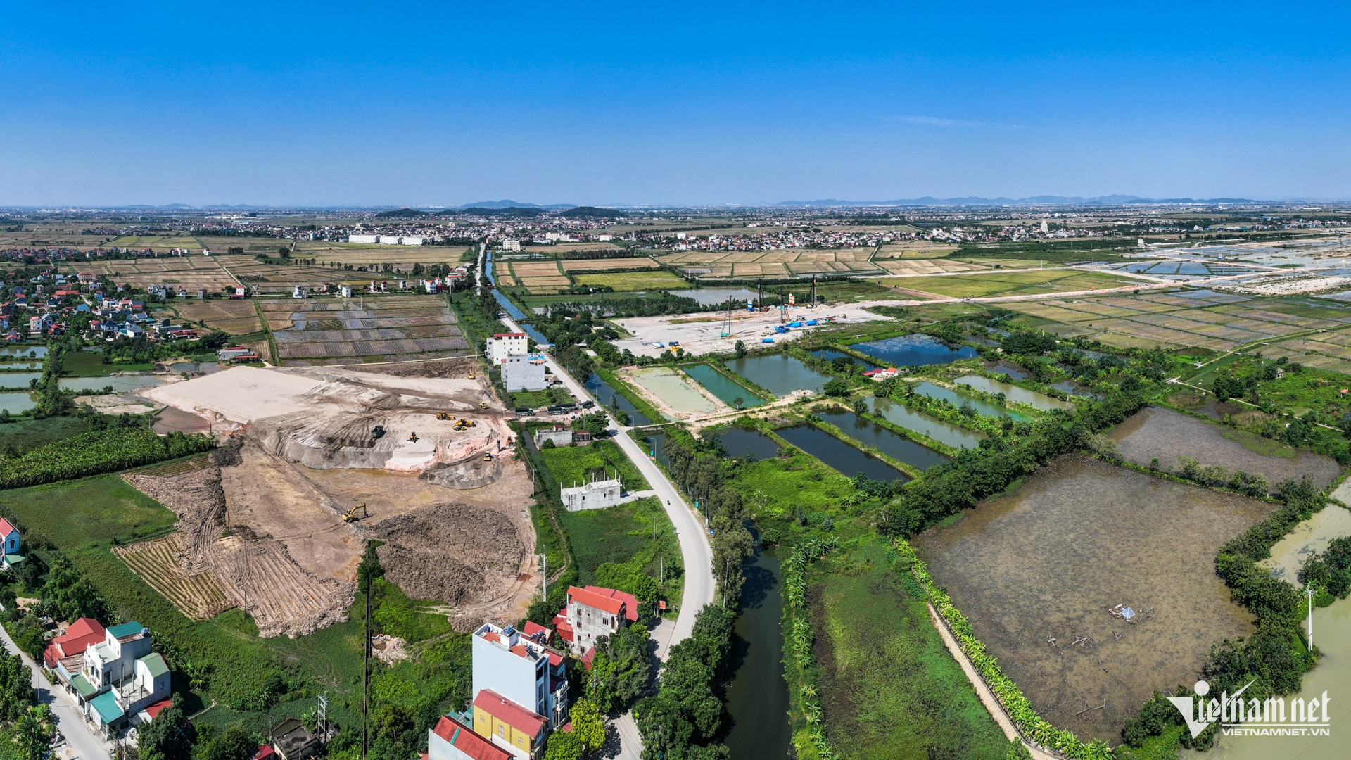 gia binh airport.jpg
