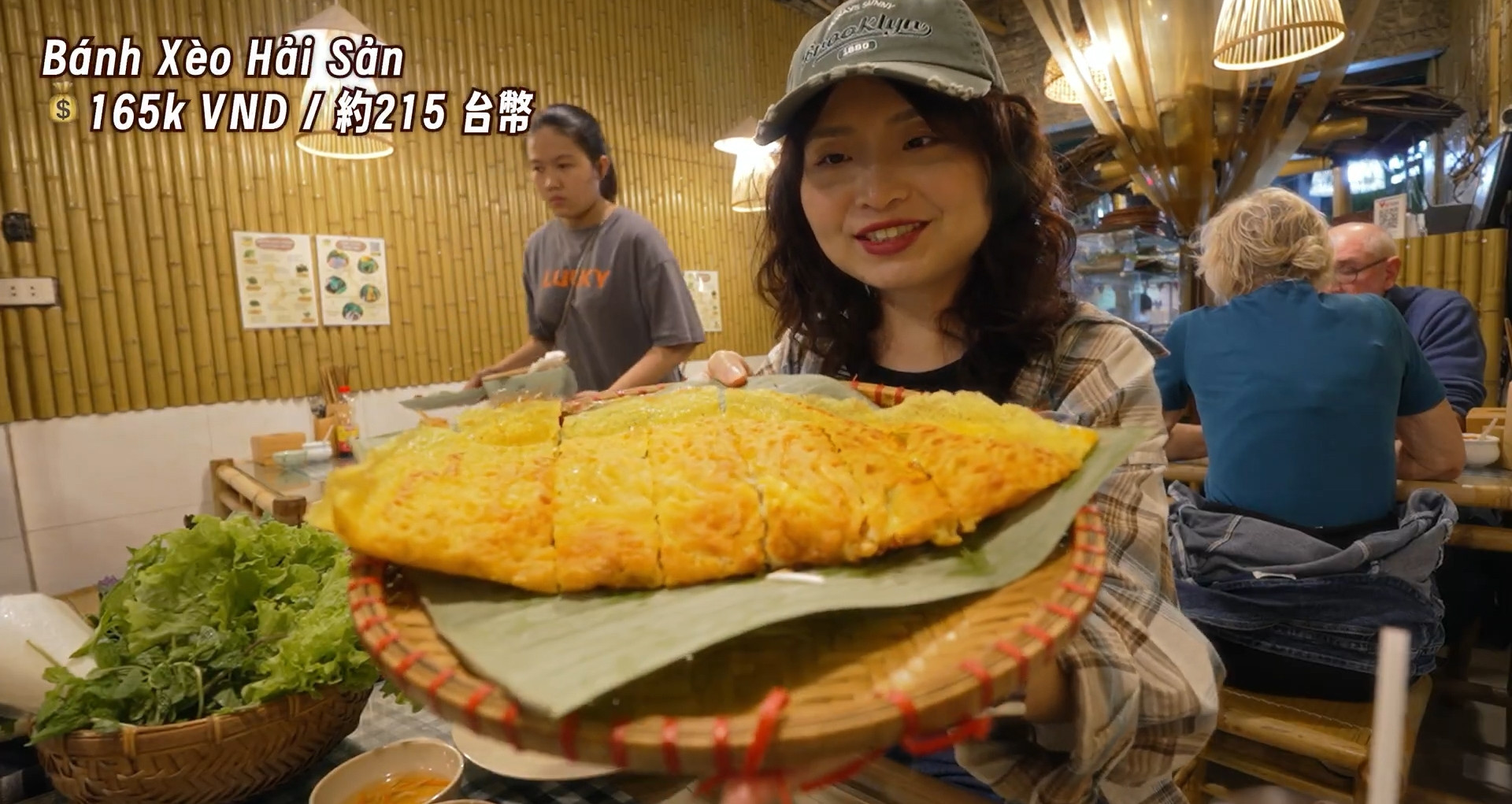 Southern flavors wow Chinese tourist at Hanoi’s Michelin-rated pancake spot