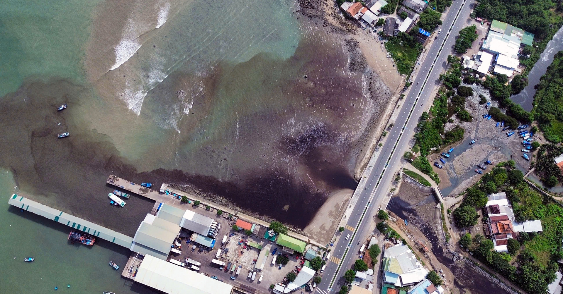 Toxic black water flows from mountain to Nha Trang beach, alarming locals