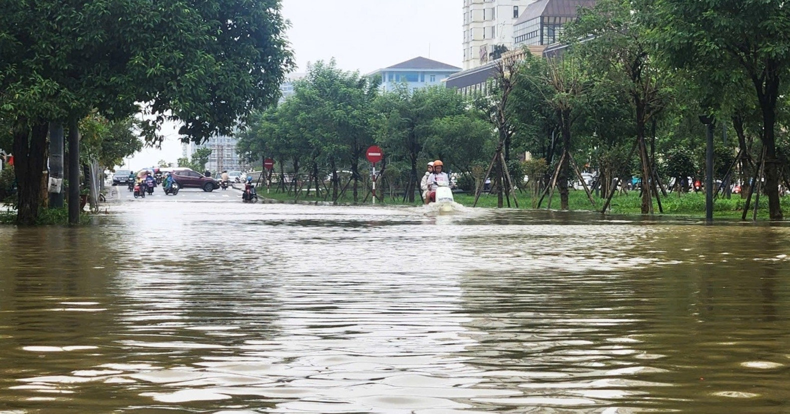 Hue braces for its fourth consecutive flood as sirens echo across the city