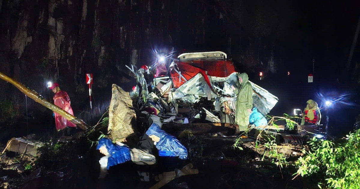 Landslide disaster on Vietnam’s Khanh Le Pass leaves 6 dead, 2 still trapped