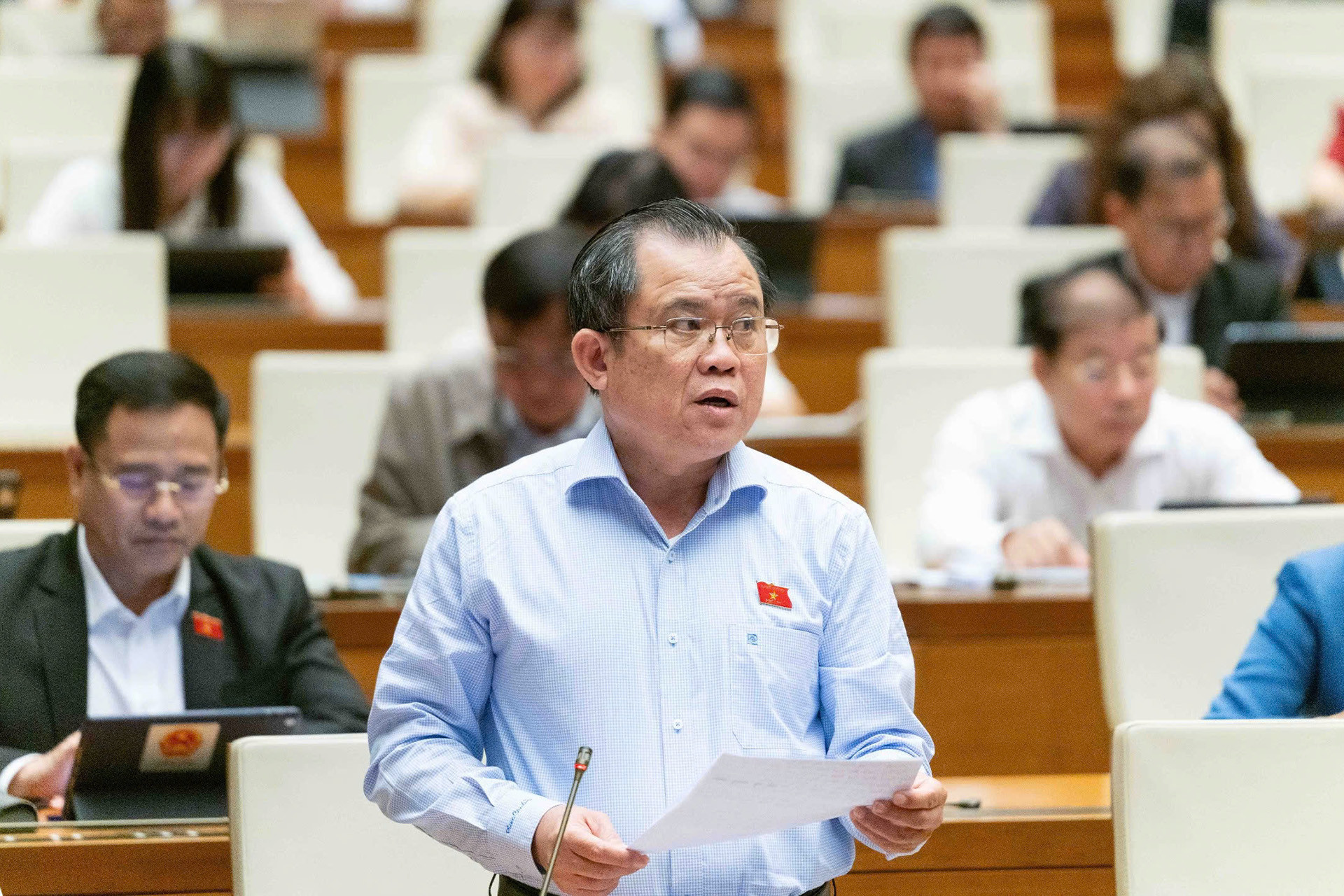 chan trong chan ngoai Hung QuocHoi.jpg