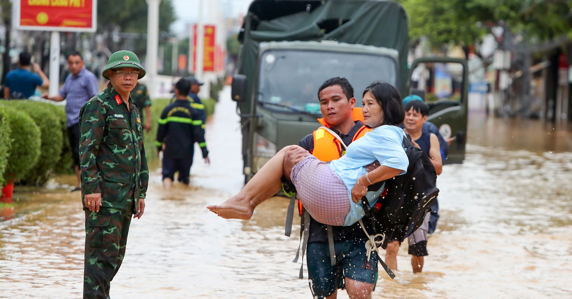 Flash floods submerge Nha Trang, rescue teams rush to evacuate