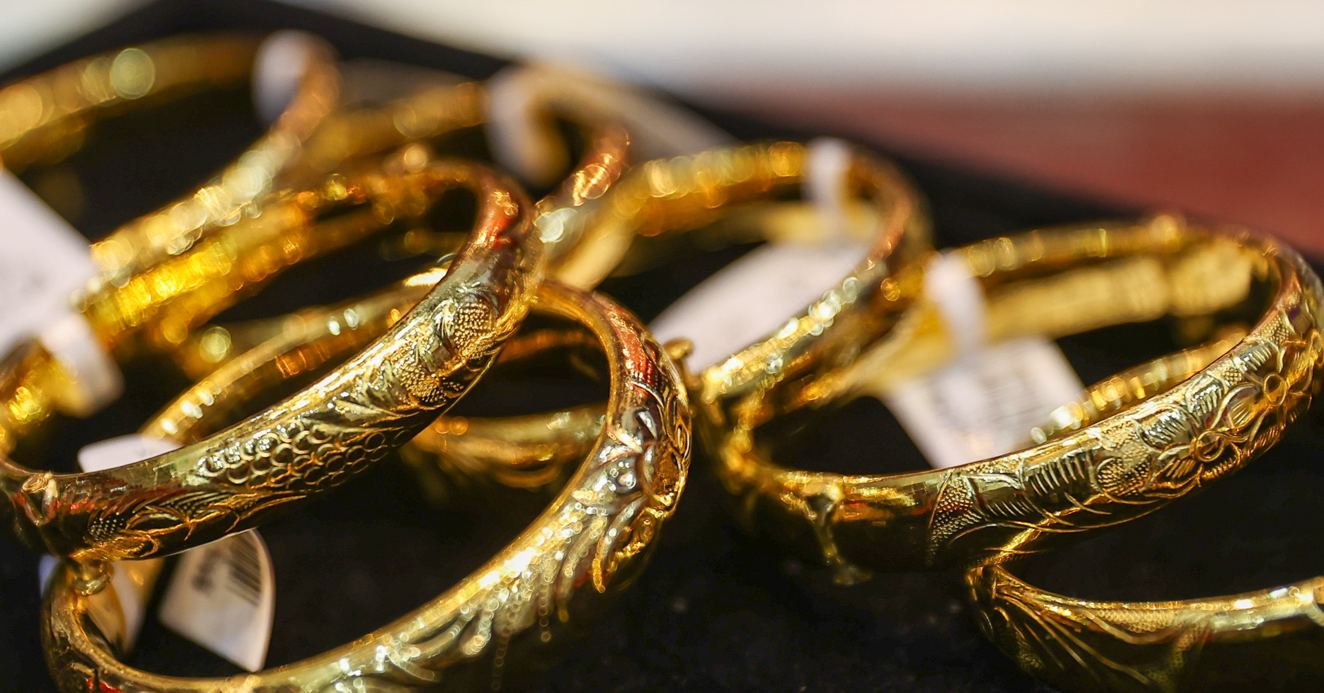 Gold tumbles to $4,000/oz threshold amid global selloff