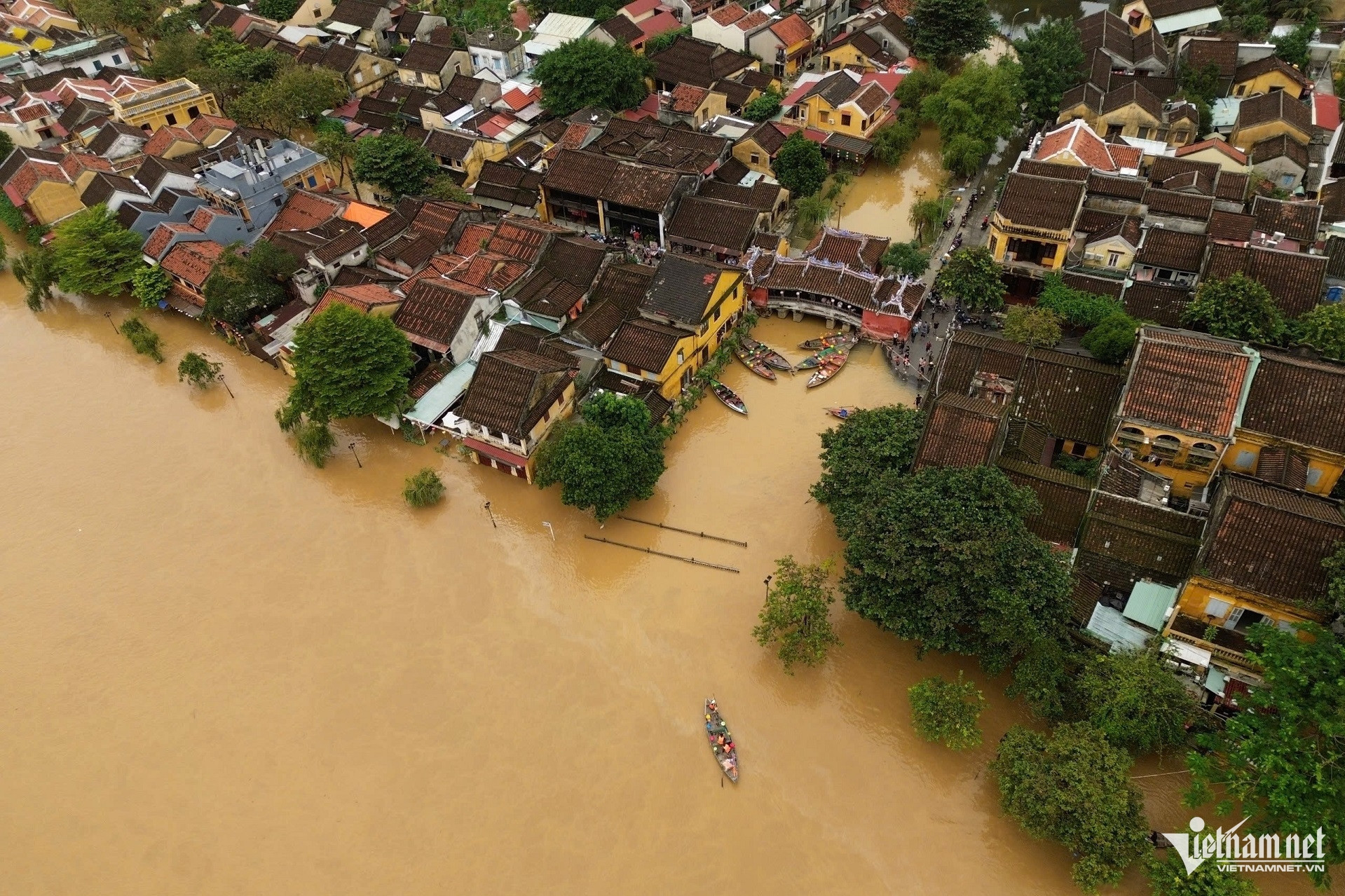 Hoi An floods again as residents rush to move belongings, tourists wade in