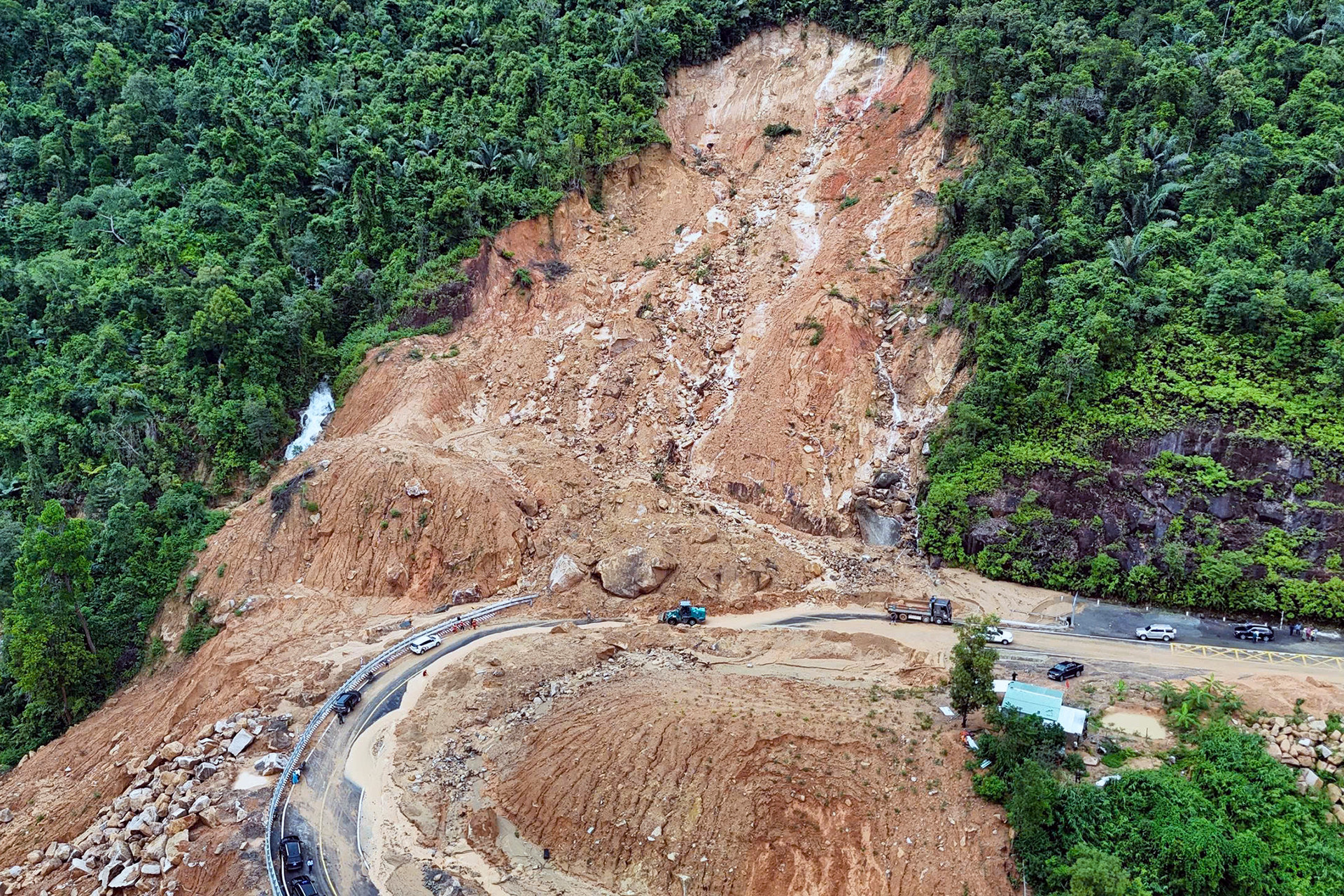 Massive boulders blocking Khanh Le Pass to be cleared with explosives