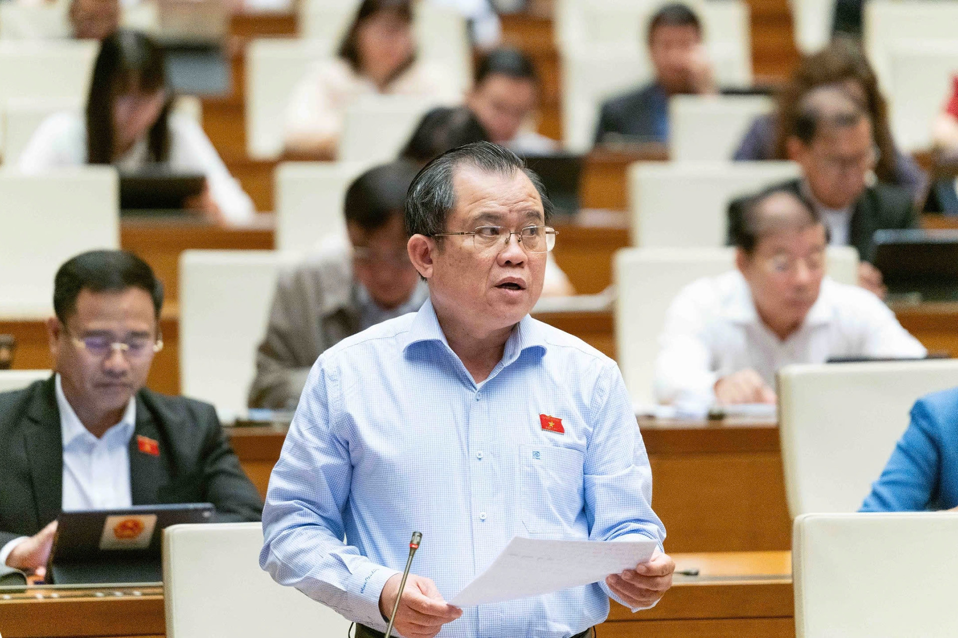 Should public employees be allowed to also run a private business?