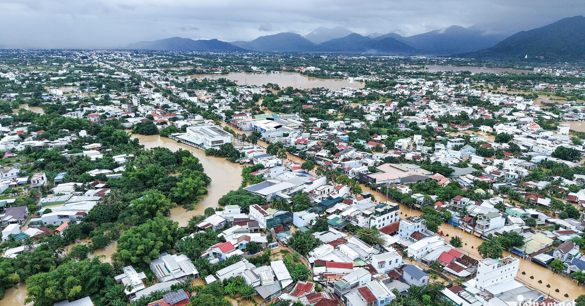 Floods claim 15 lives in central Vietnam as Ba River nears historic level